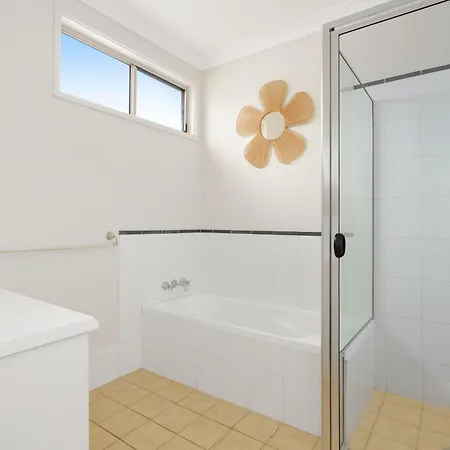 Spacious Modern Walk To The Beach Nelson Bay Exterior photo