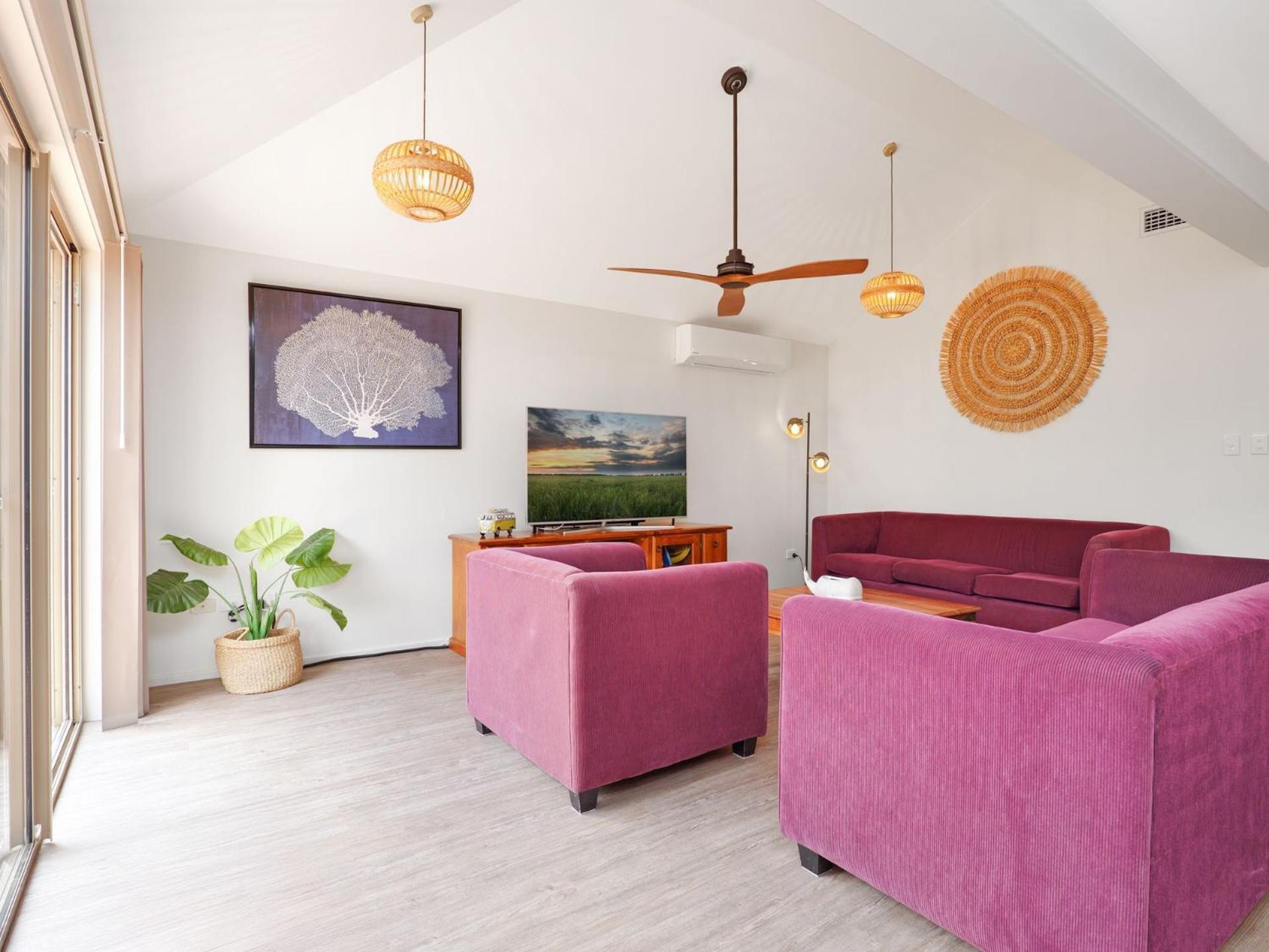 Spacious Modern Walk To The *